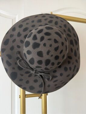Wide Brim Felt Hat with Gray Leopard Print